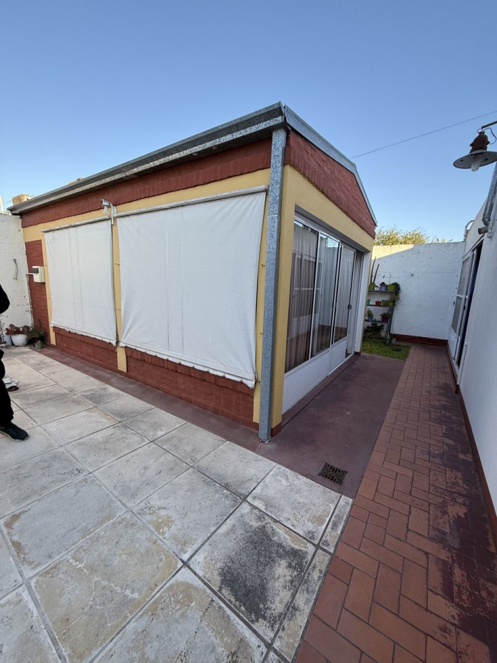CASA CENTRICA CON PILETA, QUINCHO Y COCHERA 