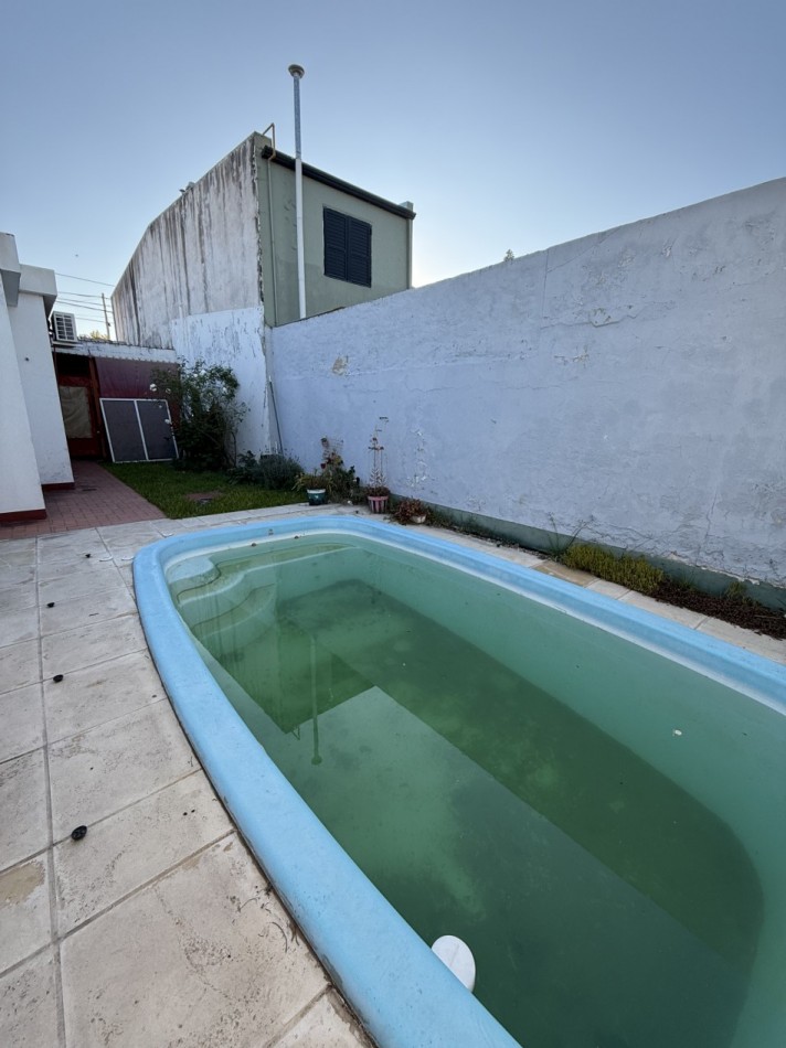 CASA CENTRICA CON PILETA, QUINCHO Y COCHERA 