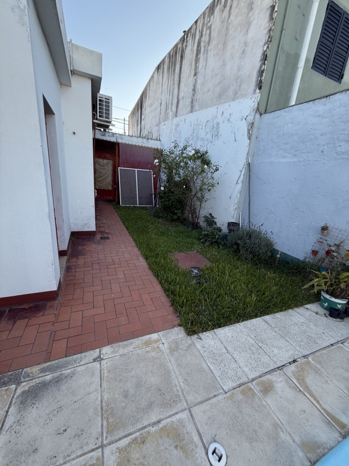CASA CENTRICA CON PILETA, QUINCHO Y COCHERA 