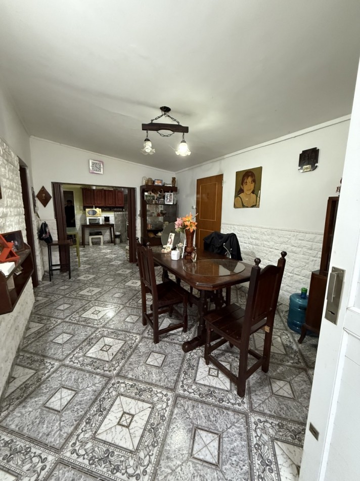 CASA DESARROLLADA SOBRE AMPLIO TERRENO 