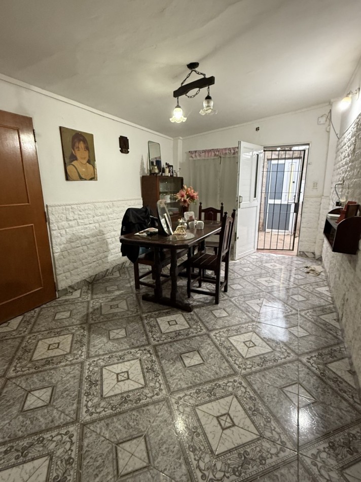 CASA DESARROLLADA SOBRE AMPLIO TERRENO 