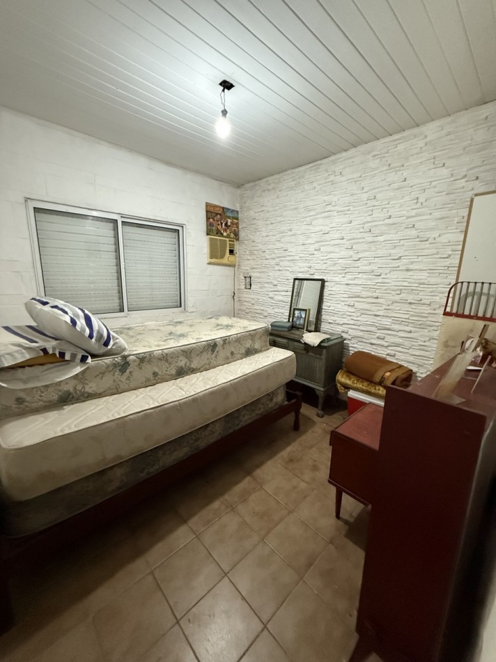 CASA DESARROLLADA SOBRE AMPLIO TERRENO 