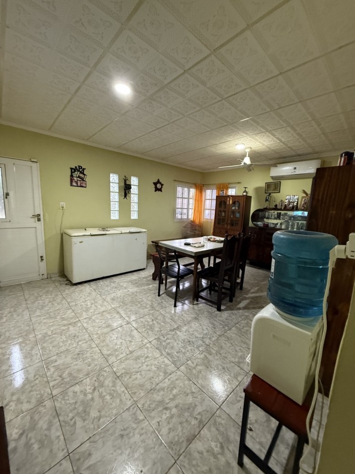 CASA DESARROLLADA SOBRE AMPLIO TERRENO 