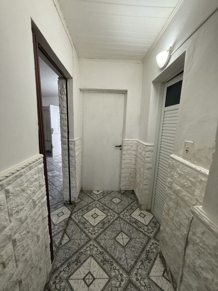 CASA DESARROLLADA SOBRE AMPLIO TERRENO 