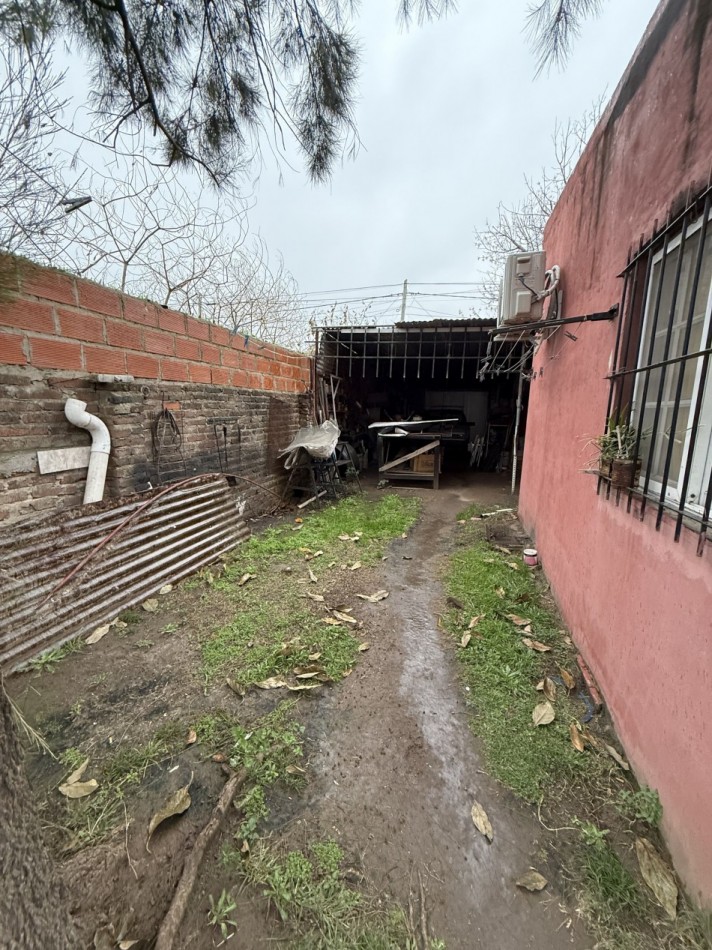 CASA DESARROLLADA SOBRE AMPLIO TERRENO 
