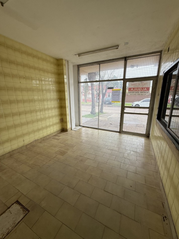 SALON CON BAÑO CENTRO SANTO TOME A MTS AV LUJAN Y RUTA 19