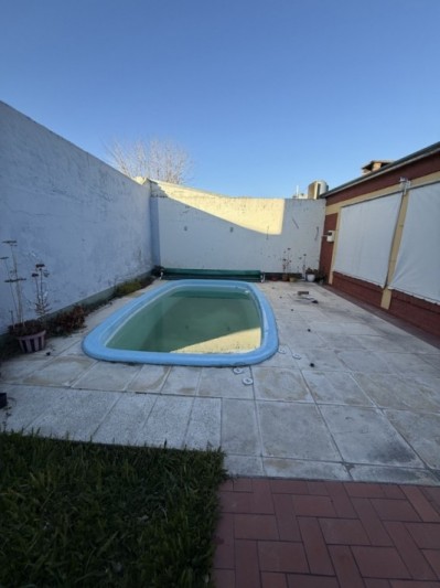 CASA CENTRICA CON PILETA, QUINCHO Y COCHERA 