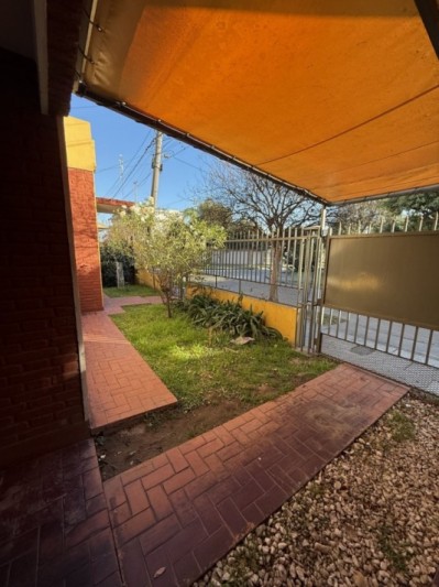 CASA CENTRICA CON PILETA, QUINCHO Y COCHERA 
