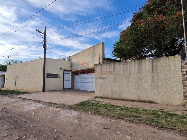 CASA CON AMPLIO PATIO VERDE A PASITOS DE AV. LUJAN