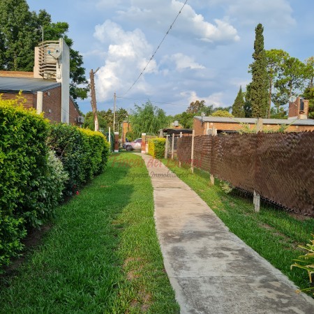 CASA INTERNA EN BARRIO CON GRAN TERRENO SAUCE VIEJO