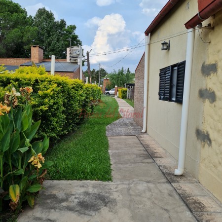 CASA INTERNA EN BARRIO CON GRAN TERRENO SAUCE VIEJO