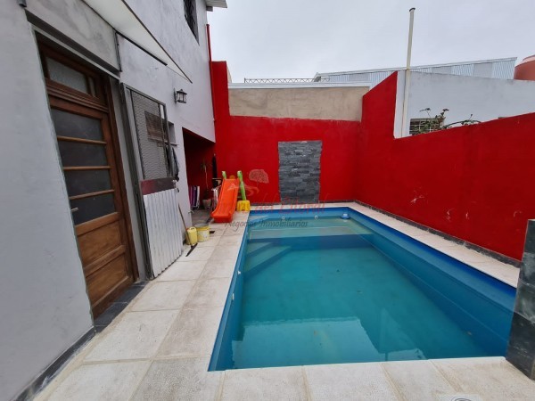 CASA 2 PLANTAS C/ PISCINA A MTS DE AV. FACUNDO ZUVIRIA