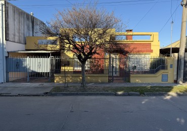 CASA CENTRICA CON PILETA, QUINCHO Y COCHERA 