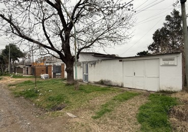 CASA DESARROLLADA SOBRE AMPLIO TERRENO 