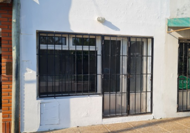 ALQUILER LOCAL CON BAÑO Y PATIO VERDE SOBRE CALLE ALBERDI 