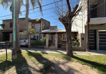 CASA DE DOS PLANTAS 3 DORMITORIOS, PATIO VERDE Y PISCINA