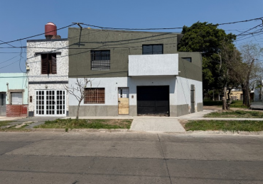 DOS INMUEBLES EN UNO: 2 PLANTAS, 4 DORMITIORIOS, GARAJE, COCHERA Y MULTIPLES POSIBILIDADES